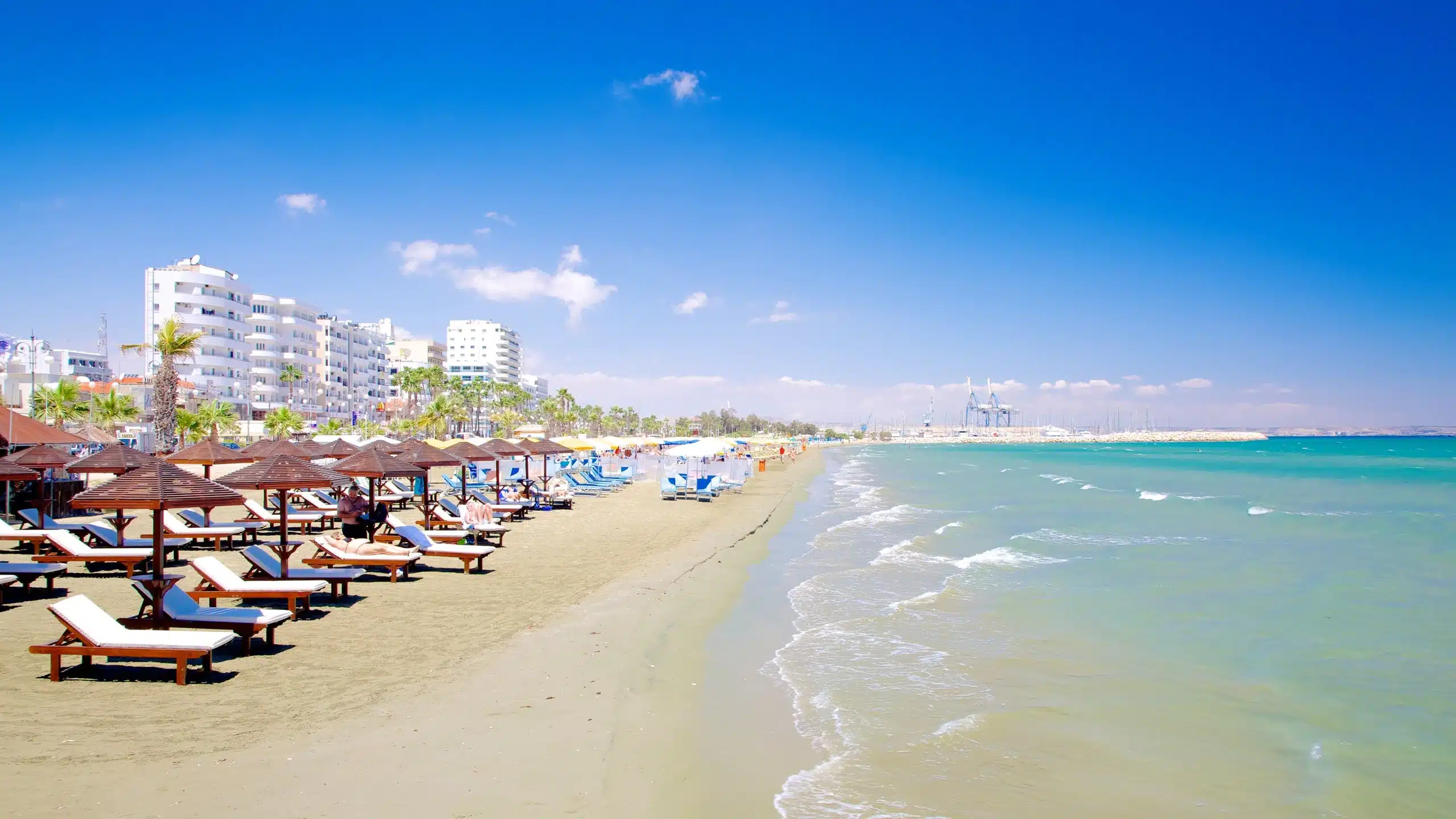 2. חוף פיניקודס (Finikoudes Beach)